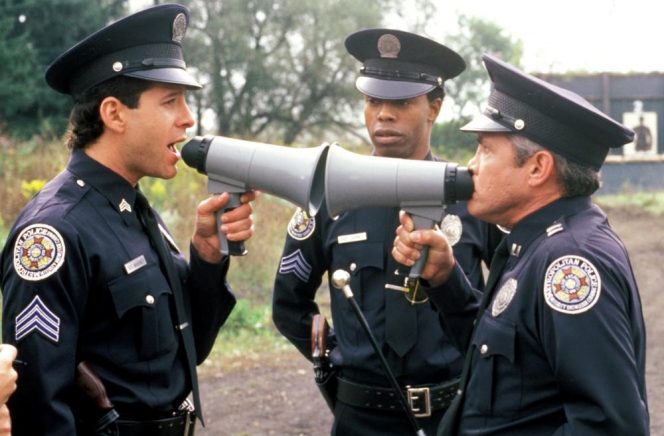 сцена из фильма Полицейская академия - американские комедии