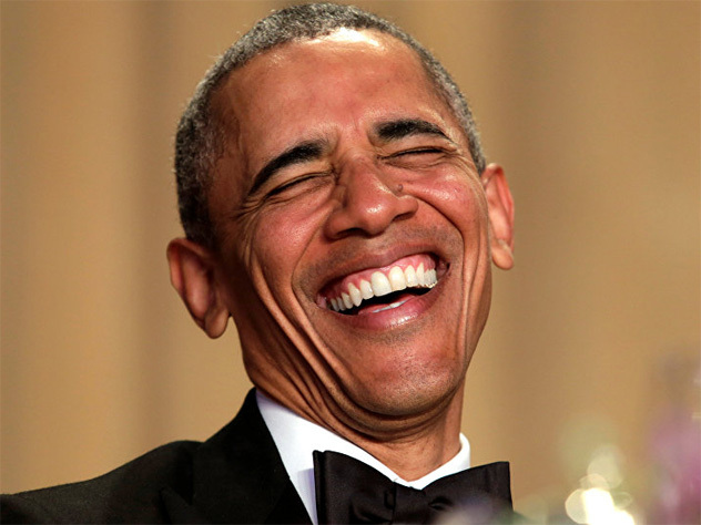 Барак Обама смеется - улыбка на лице президента США