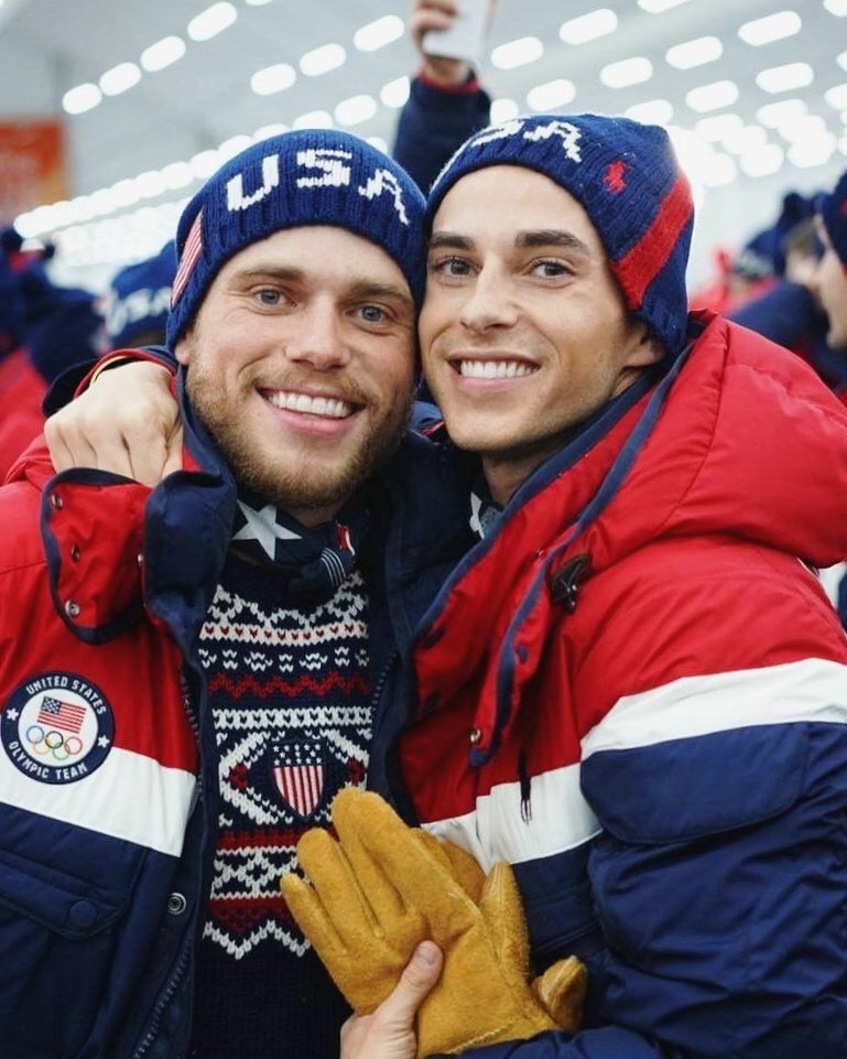 Олимпийские спортмены США на зимней олимпиаде 2018 в Пхенчхане, Южная Корея - 2 гомосека обнимаются - американские парни гомосексуалисты