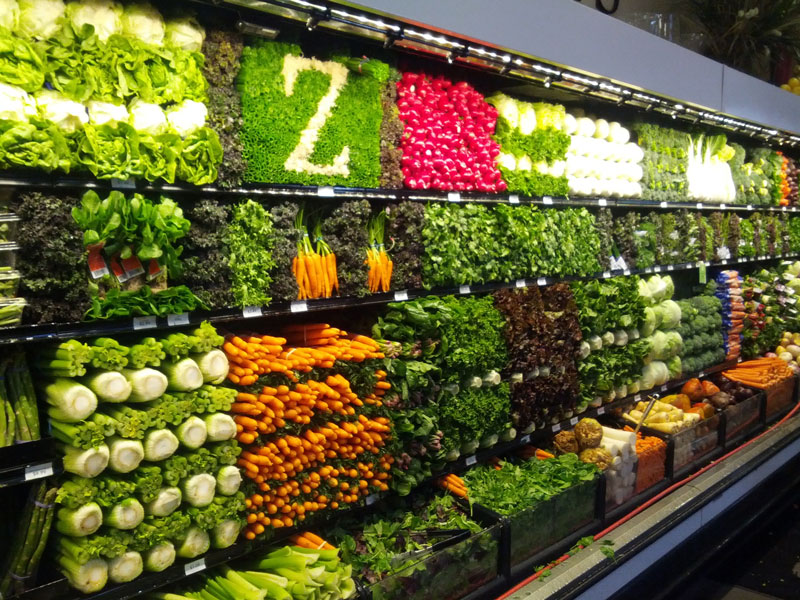 как выглядят полки с зеленью и органическими продуктами в американских супермаркетах