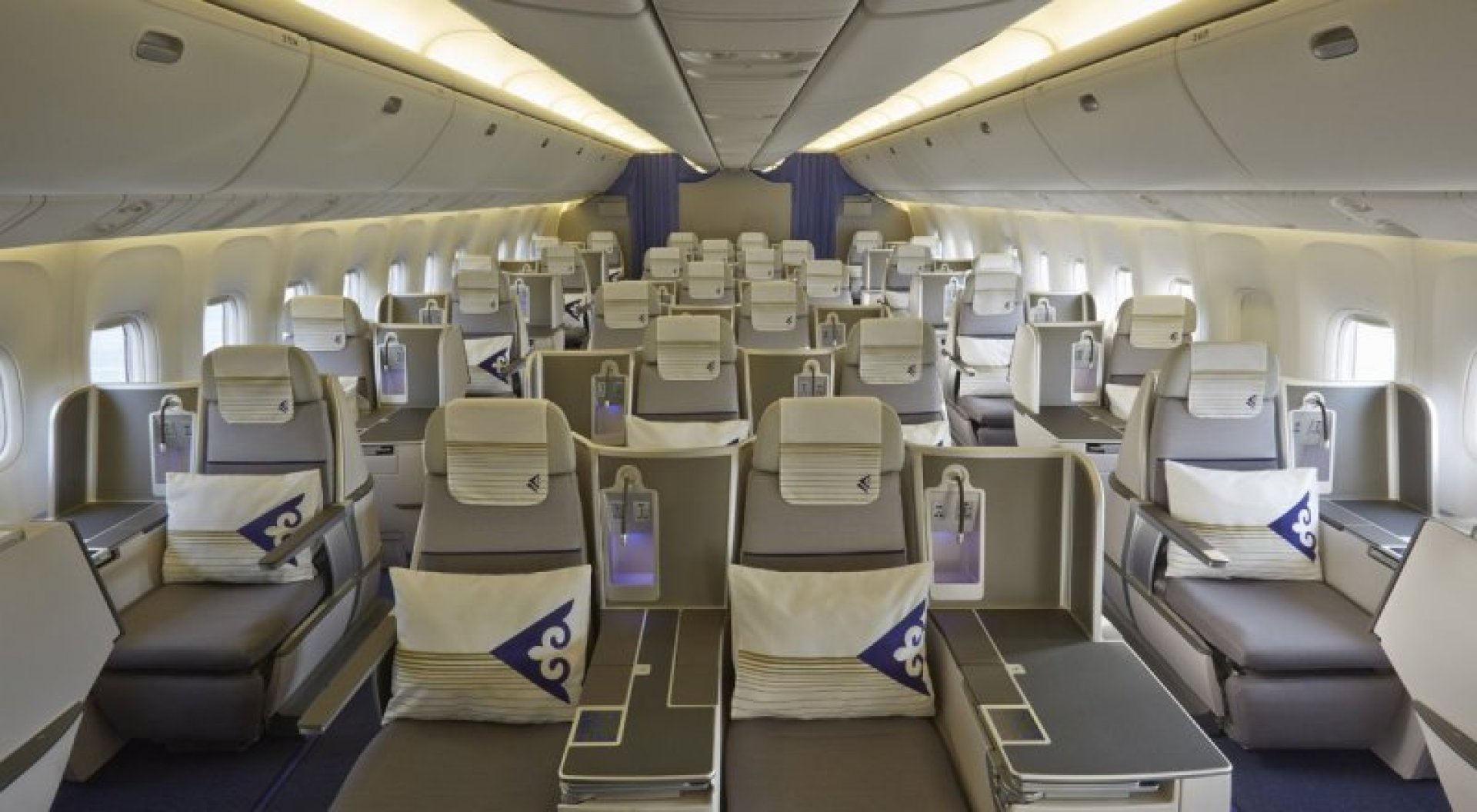 бизнес класс в салоне астана эйр - как выглядят кресла в первом классе на борту самолета
