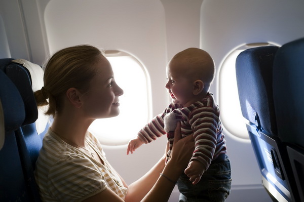 мама играет с малышом в самолете - как успокоить ребенка во время полета