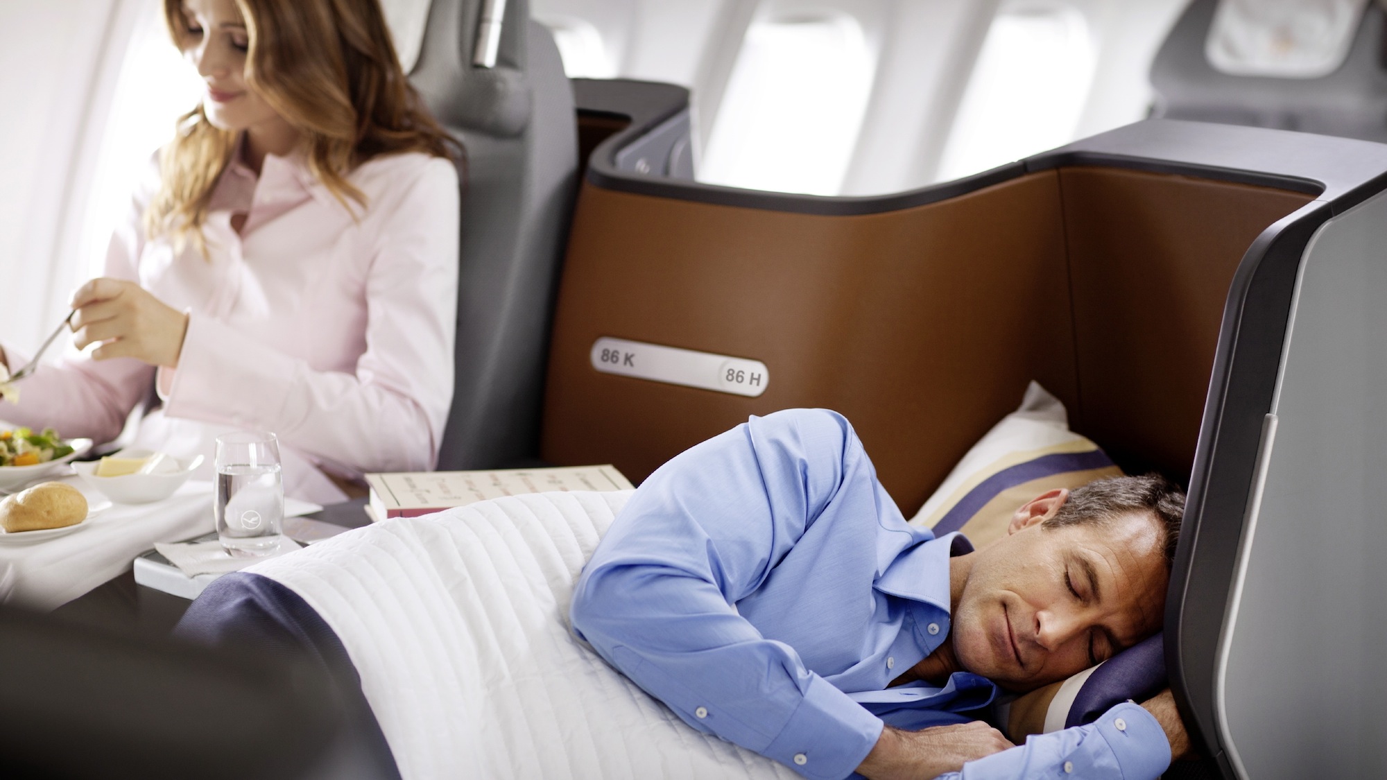пара летит в бизнес классе самолета - какие кресла в первом классе на борту и можно ли там поспать
