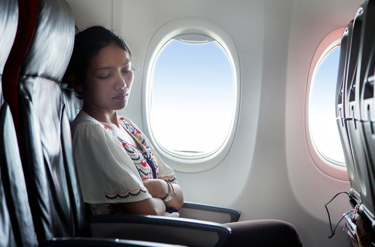 девушка спит в самолете во время длительного перелета