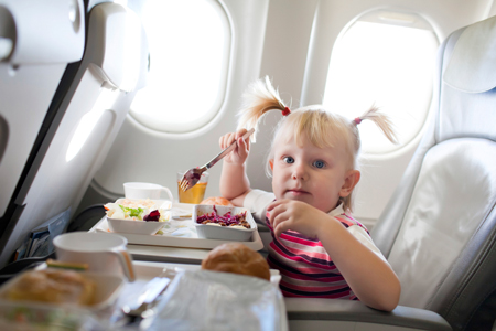 ребенок ест в самолете - как выглядит питание для детей и взрослых на борту авиалайнера