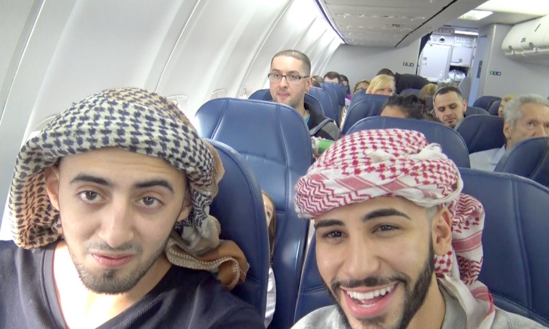 арабы в самолете - арабские парни сидят на борту авиалайнера и улыбаются - селфи